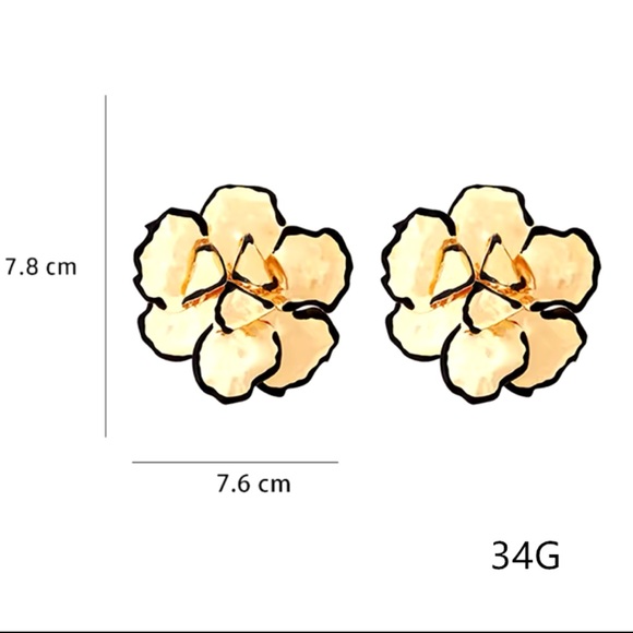 Alizee - ZA Vintage Large Flower Gold Earrings - Picture 7 of 8